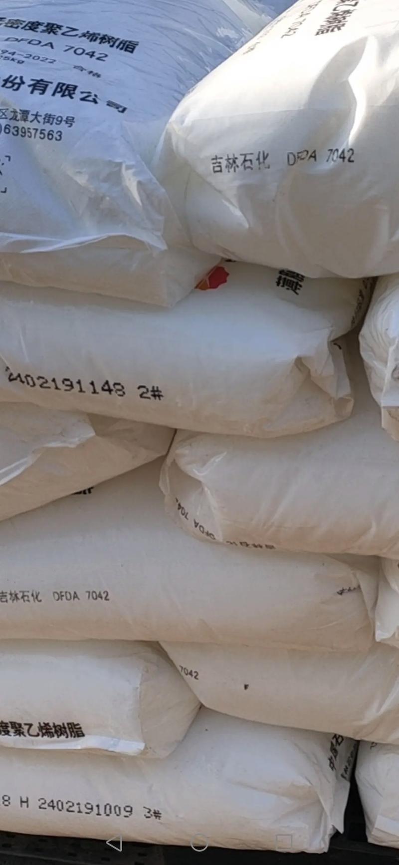 工厂正在卸车薄膜类线型低密度聚乙烯树脂吉林石化7042粒一